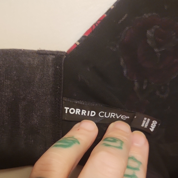 🔥Torrid Push Up Plunge 360° Back Smoothing Tech Black and Red Tattoo Print Bra - Picture 2 of 6